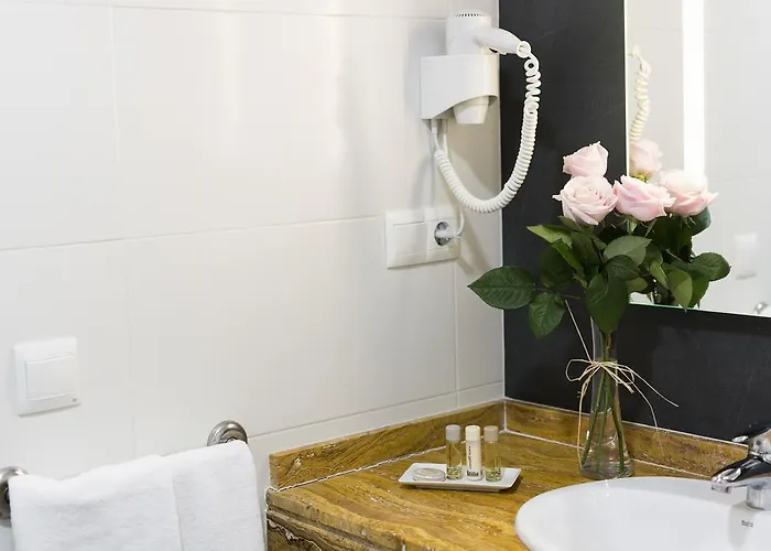 Mena Plaza نيرخا